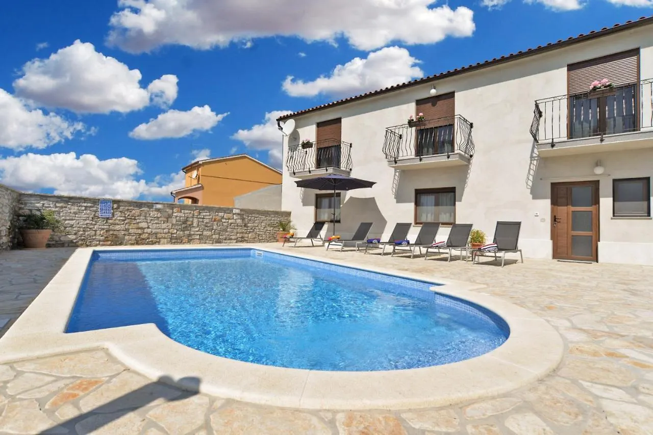 הוילה Galižana House Roberto 1384 בית נופש